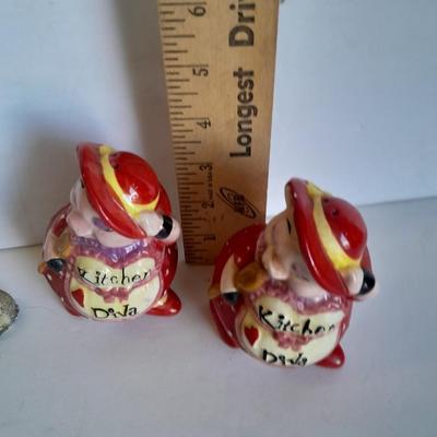 Pig salt and pepper shakers