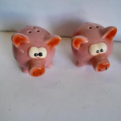 Pig salt and pepper shakers