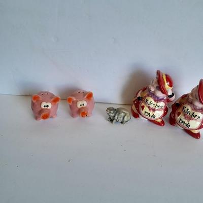 Pig salt and pepper shakers