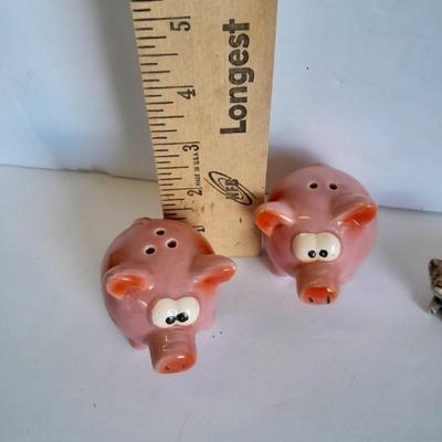 Pig salt and pepper shakers