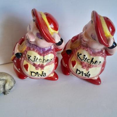 Pig salt and pepper shakers