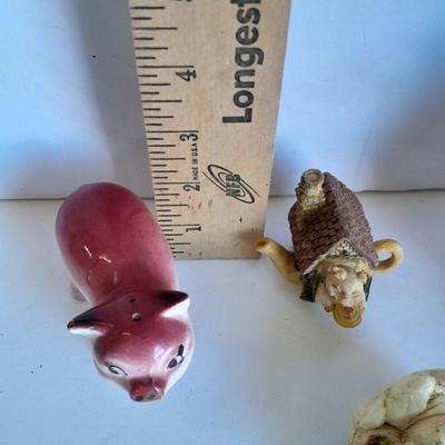 Pig salt and pepper shakers and figures