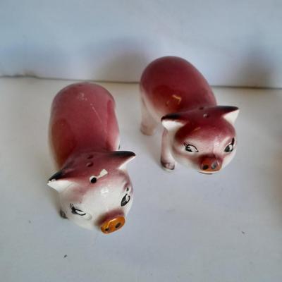 Pig salt and pepper shakers and figures