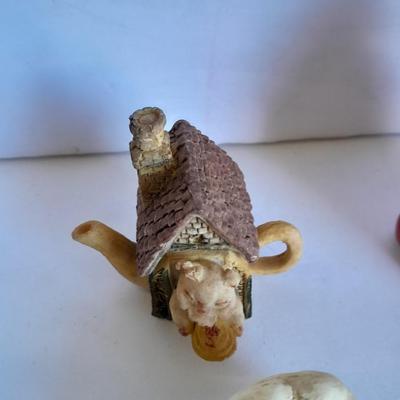 Pig salt and pepper shakers and figures