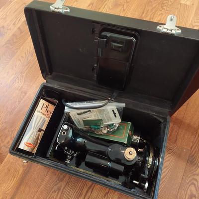 Vintage Portable Singer Featherweight Sewing Machine (GR-BBL)