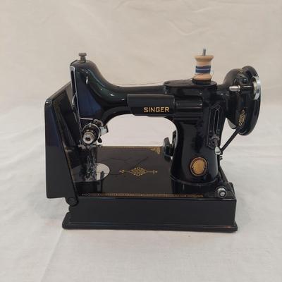 Vintage Portable Singer Featherweight Sewing Machine (GR-BBL)