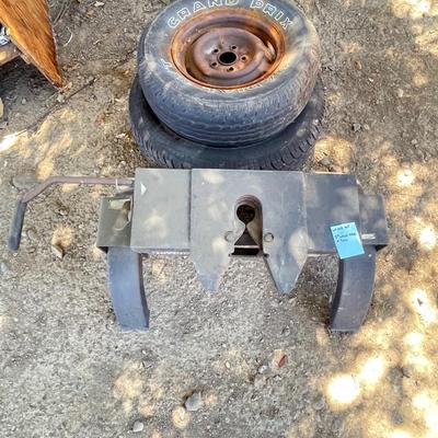 Fifth wheel hitch and tires