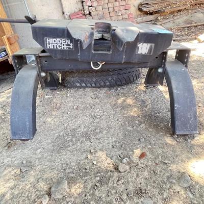 Fifth wheel hitch and tires