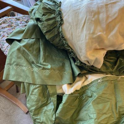 Comforter & bed skirt