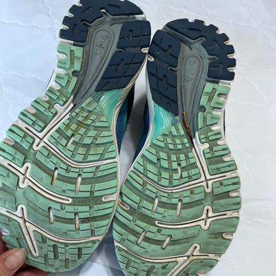 Women's Size 9 Tennis Shoe