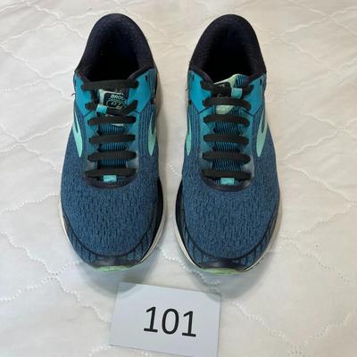 Women's Size 9 Tennis Shoe