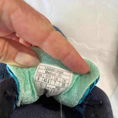 Women's Size 9 Tennis Shoe