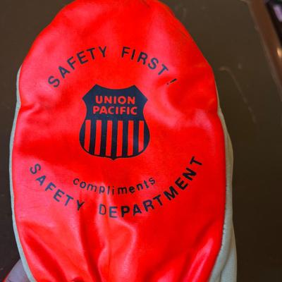 Union Pacific Safety mittens