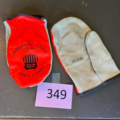 Union Pacific Safety mittens