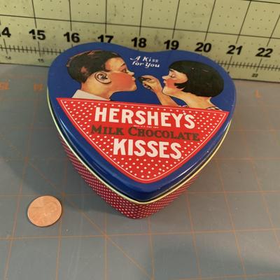 Variety of Beautiful Vintage-style Tins