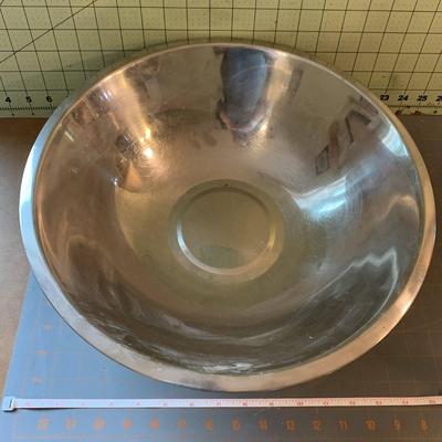 4 various sized bowls