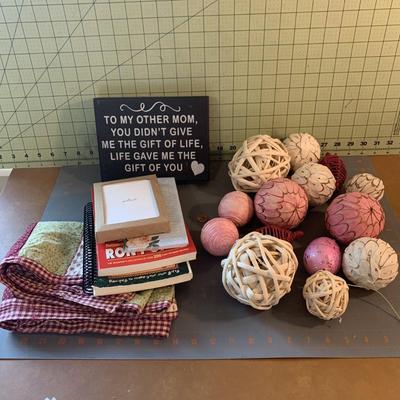 Various home dÃ©cor and cookbooks