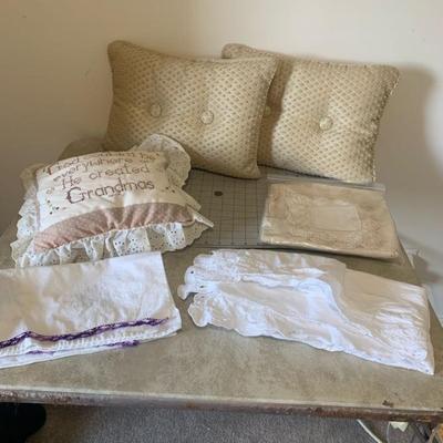 Set of 2 Pillows & Covers