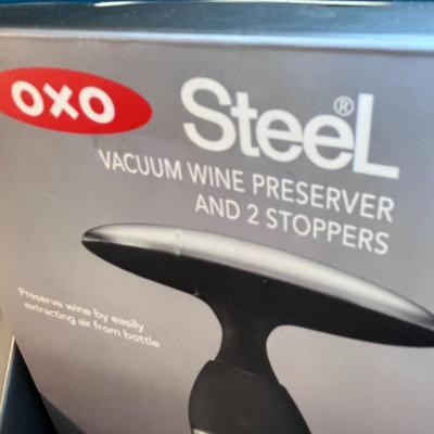 NEW IN BOX VACUUM WINE PRESERVER +2 STOPPERS