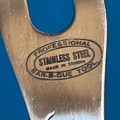 STAINLESS STEEL WOOD HANDLE BBQ FORK 19â€ LONG