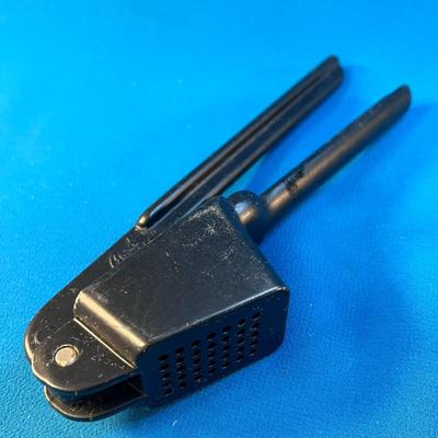 GOOD COOK METAL GARLIC PRESS