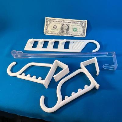 GROUP OF 4 OVER DOOR HOOKS, ONE A WREATH HOOK