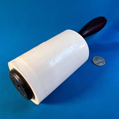 LINT BRUSH WITH PARTIAL ROLL STICKY PAPER