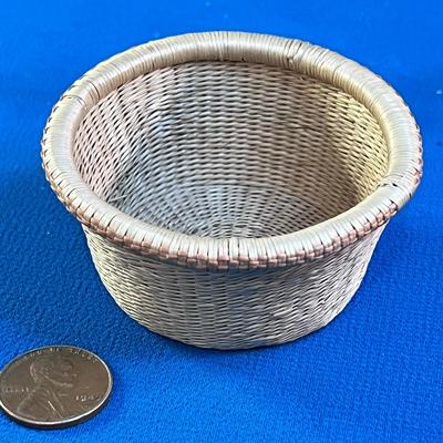 EXQUISITELY WOVEN DETAILED LITTLE BASKET 2-3/8â€ DIAMETER