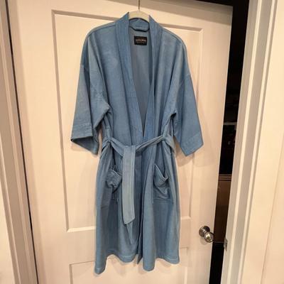 MENâ€™S VELOUR-LIKE ROBE VERY NICE