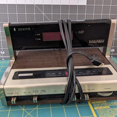 2 microphones + Zenith radio alarm clock