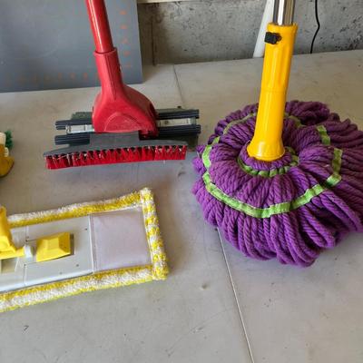 Cleaning Supplies/Mops