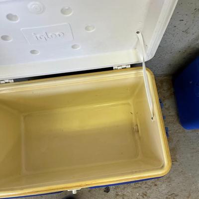 Igloo cooler without a plug