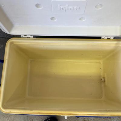 Igloo cooler without a plug
