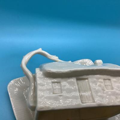 BELLEEK POTTERY HANDMADE IN IRELAND Cottage Covered Butter Dish