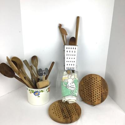 953 Wooden Utensils & Holder with Wooden Trivets