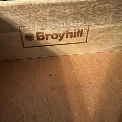 BROYHILL Pair of Three Drawer Nightstands *Read Details