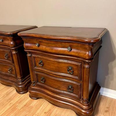 BROYHILL Pair of Three Drawer Nightstands *Read Details