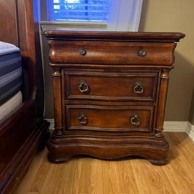 BROYHILL Pair of Three Drawer Nightstands *Read Details