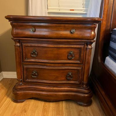 BROYHILL Pair of Three Drawer Nightstands *Read Details