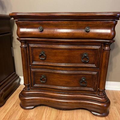 BROYHILL Pair of Three Drawer Nightstands *Read Details