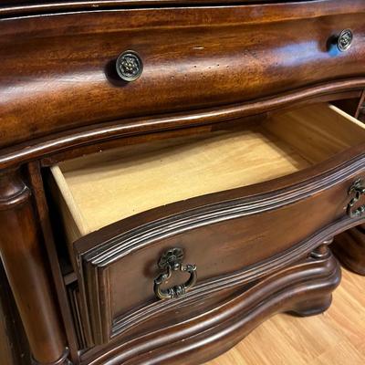 BROYHILL Pair of Three Drawer Nightstands *Read Details