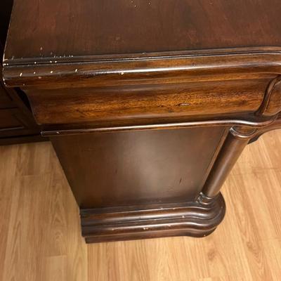 BROYHILL Pair of Three Drawer Nightstands *Read Details