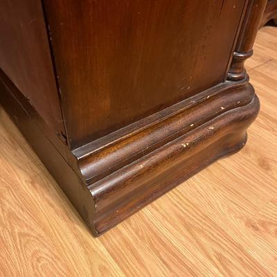 BROYHILL Pair of Three Drawer Nightstands *Read Details