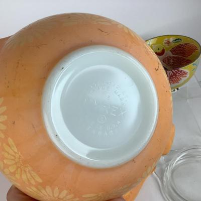 973 Vintage Pyrex "Daisy Mixing Bowl