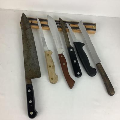 1049 Magnobar Knife Magnetic strip with 6 Assorted Henkels, Sabatier, and Carval Hall Knives