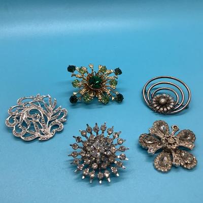 Costume Jewelry 5 pins, circles with flower, 3 sparkle with silver color, 1 green rectangular