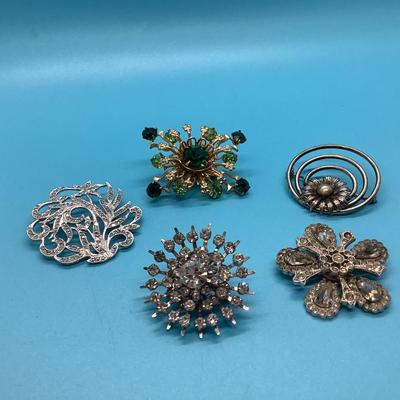 Costume Jewelry 5 pins, circles with flower, 3 sparkle with silver color, 1 green rectangular
