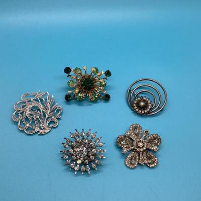 Costume Jewelry 5 pins, circles with flower, 3 sparkle with silver color, 1 green rectangular