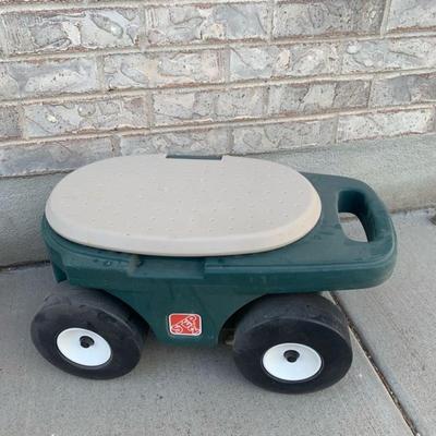 Step 2 small yard item wagon with lid