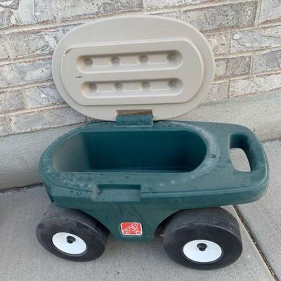 Step 2 small yard item wagon with lid